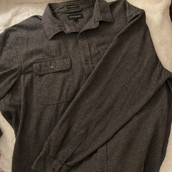 Men’s Banana Republic extra large shirt standard fit - Picture 2 of 3